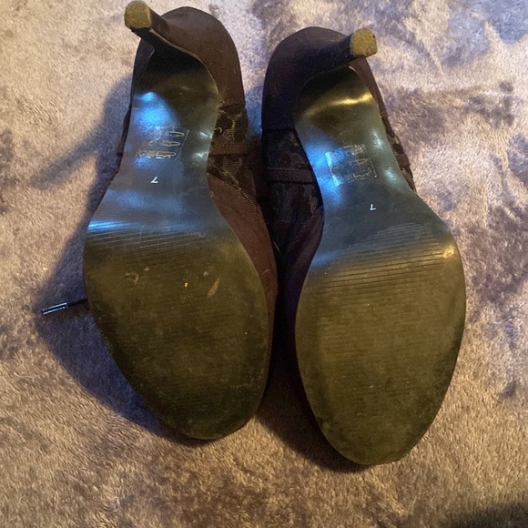 Black lace up shoes with leapoard print accent - Picture 3 of 5